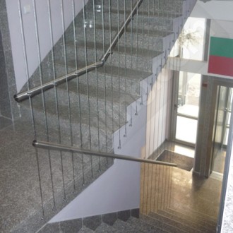 Връзка на тръба към вертикални въжета